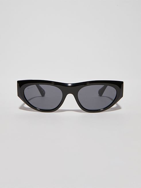 Max & Co 2026: чёрные солнцезащитные очки в мягкой геометрии